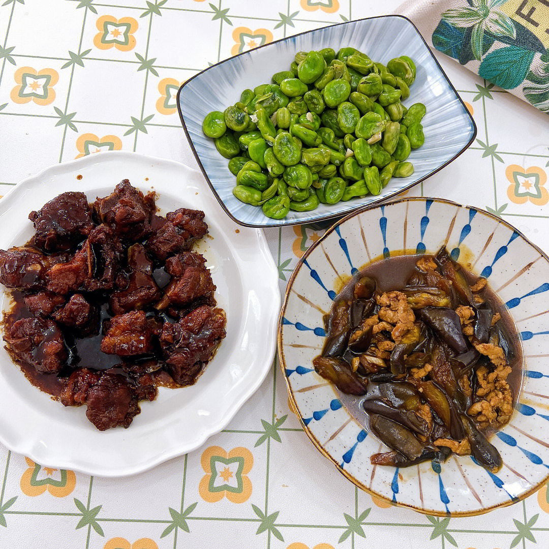 今日菜单:【葱蒜炒蚕豆】【肉沫茄子】【红烧排骨】