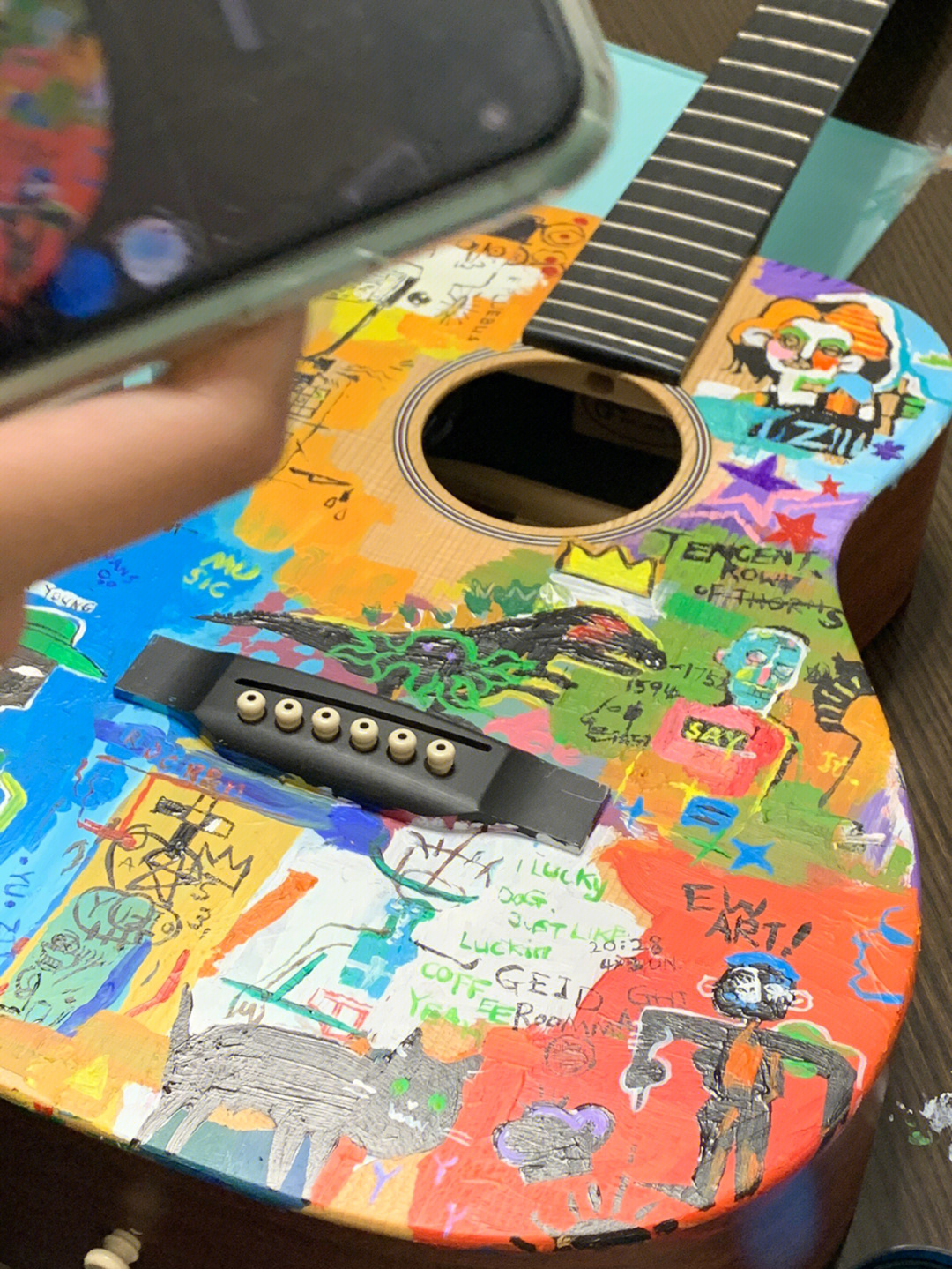 在吉他面板上涂鸦简单图片
