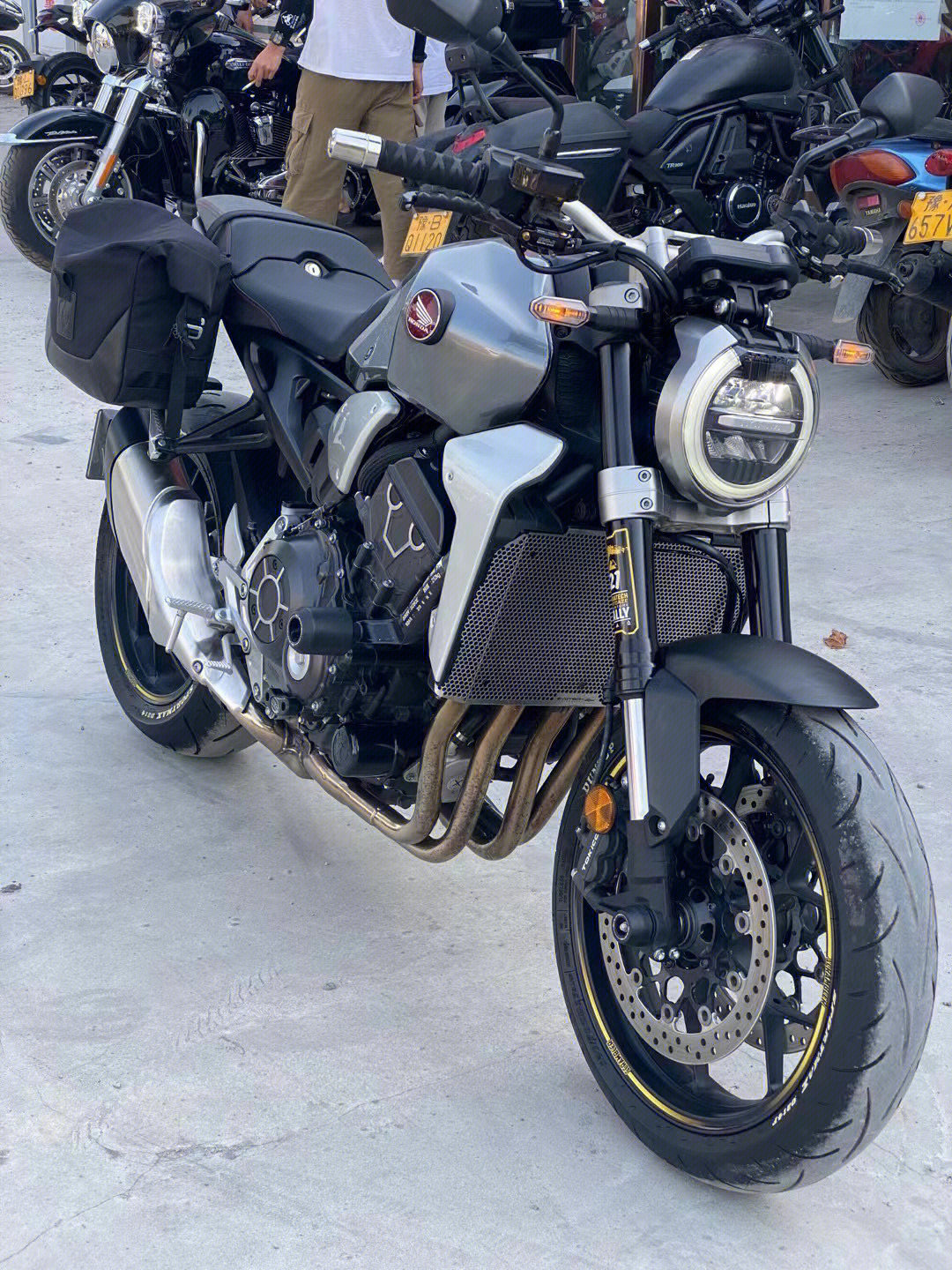 郑州本田cb1000r摩托车