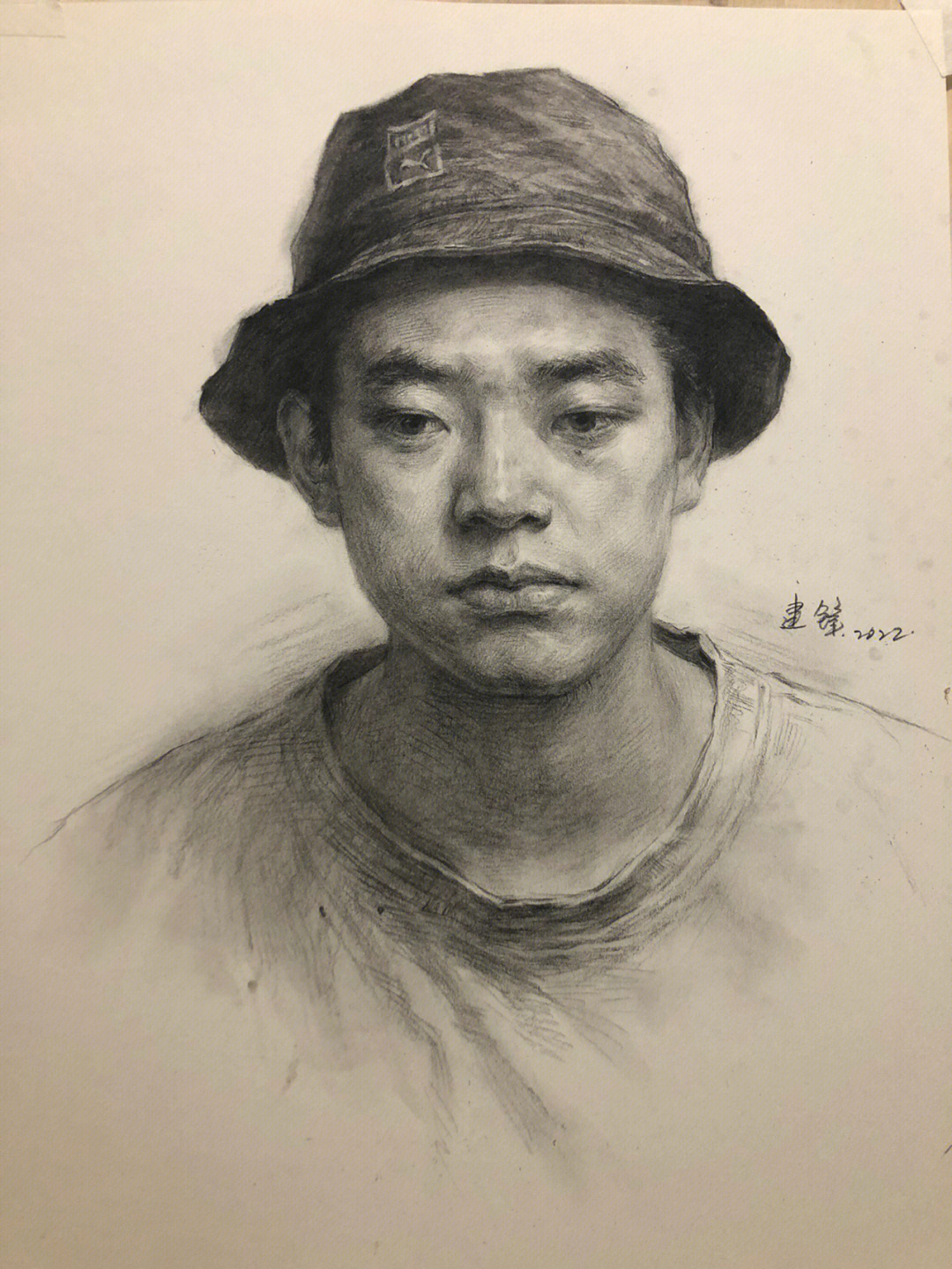 素描头像正面带帽子