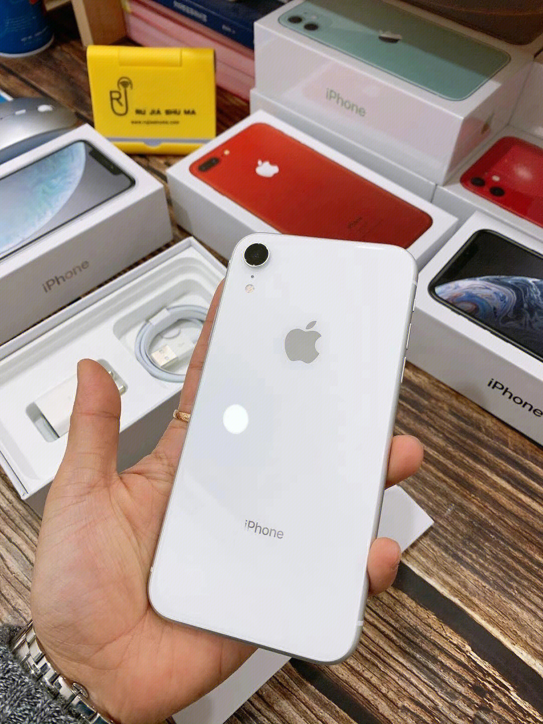 白色iphonexr256g99新当年看了好久