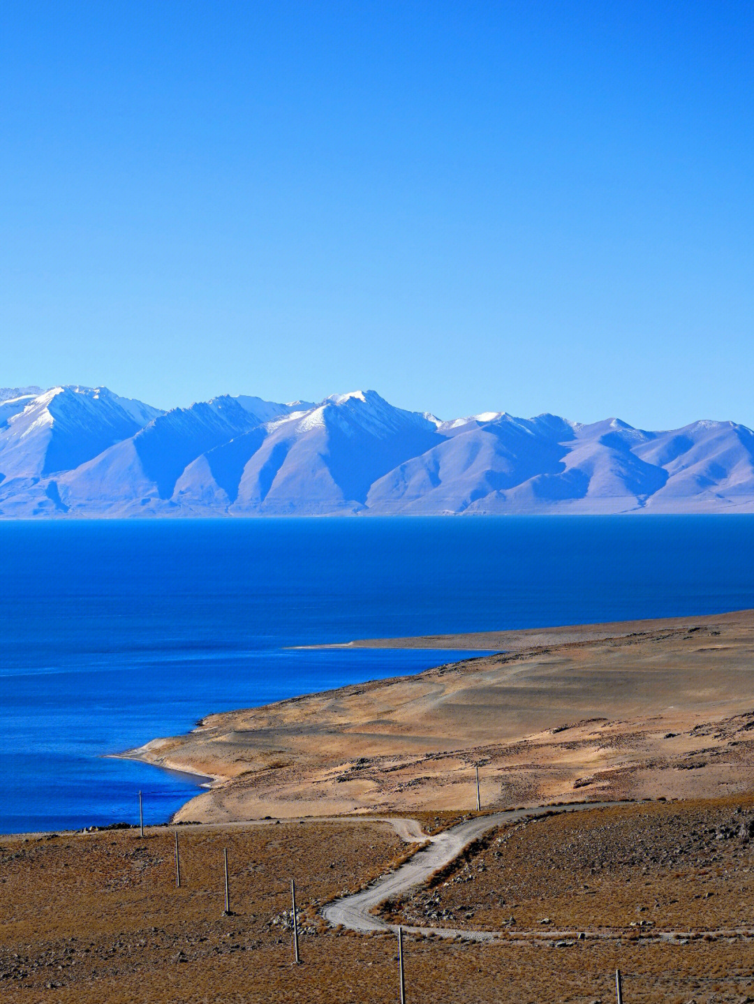 当惹雍措,是西藏面积第四大湖,西藏最深的湖,水越深呈现出来的蓝色就