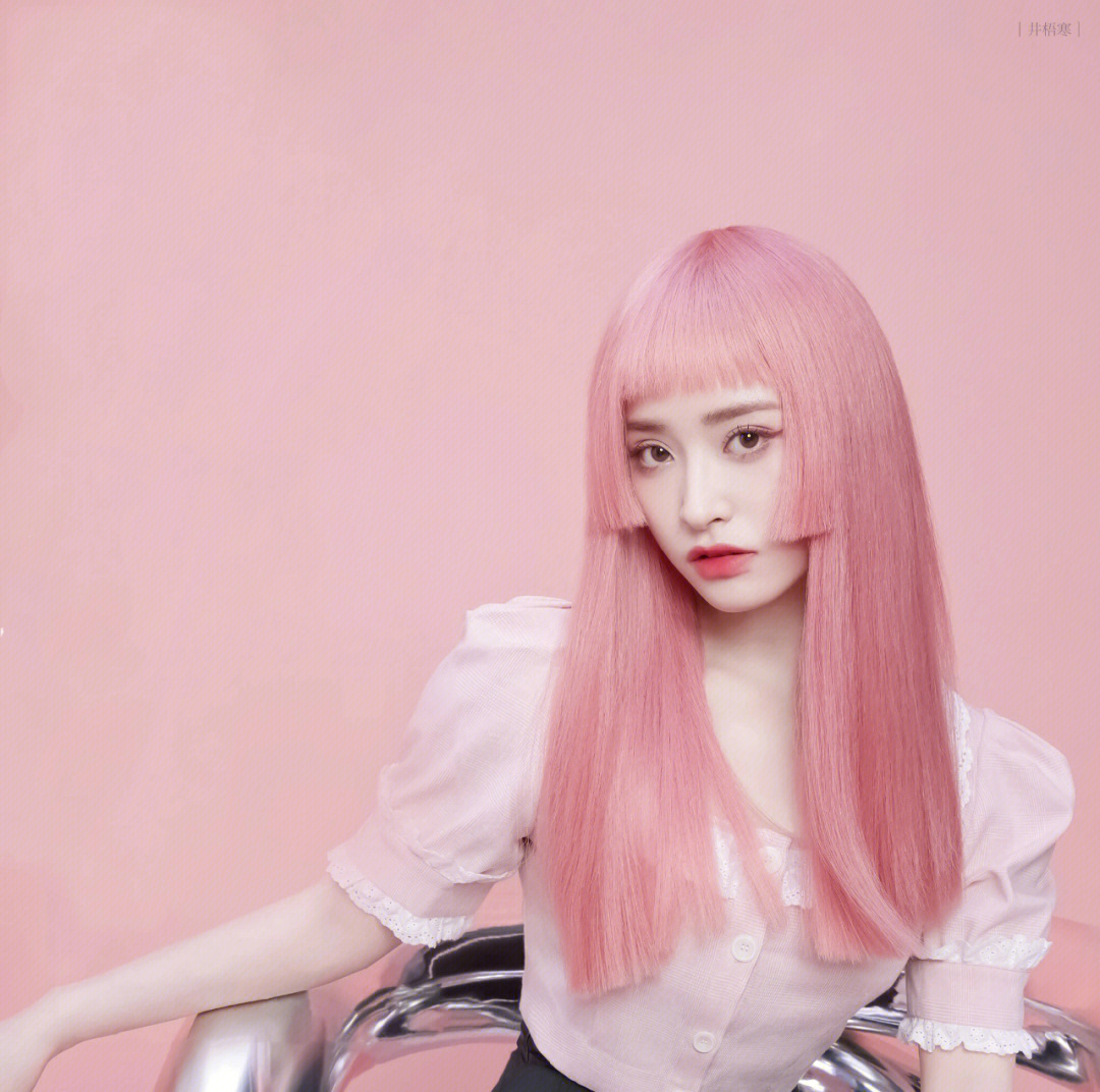 沈月粉红色头发非常漂亮