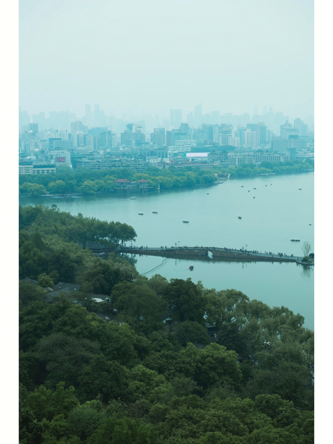 阴雨天的西湖宝石山俯瞰