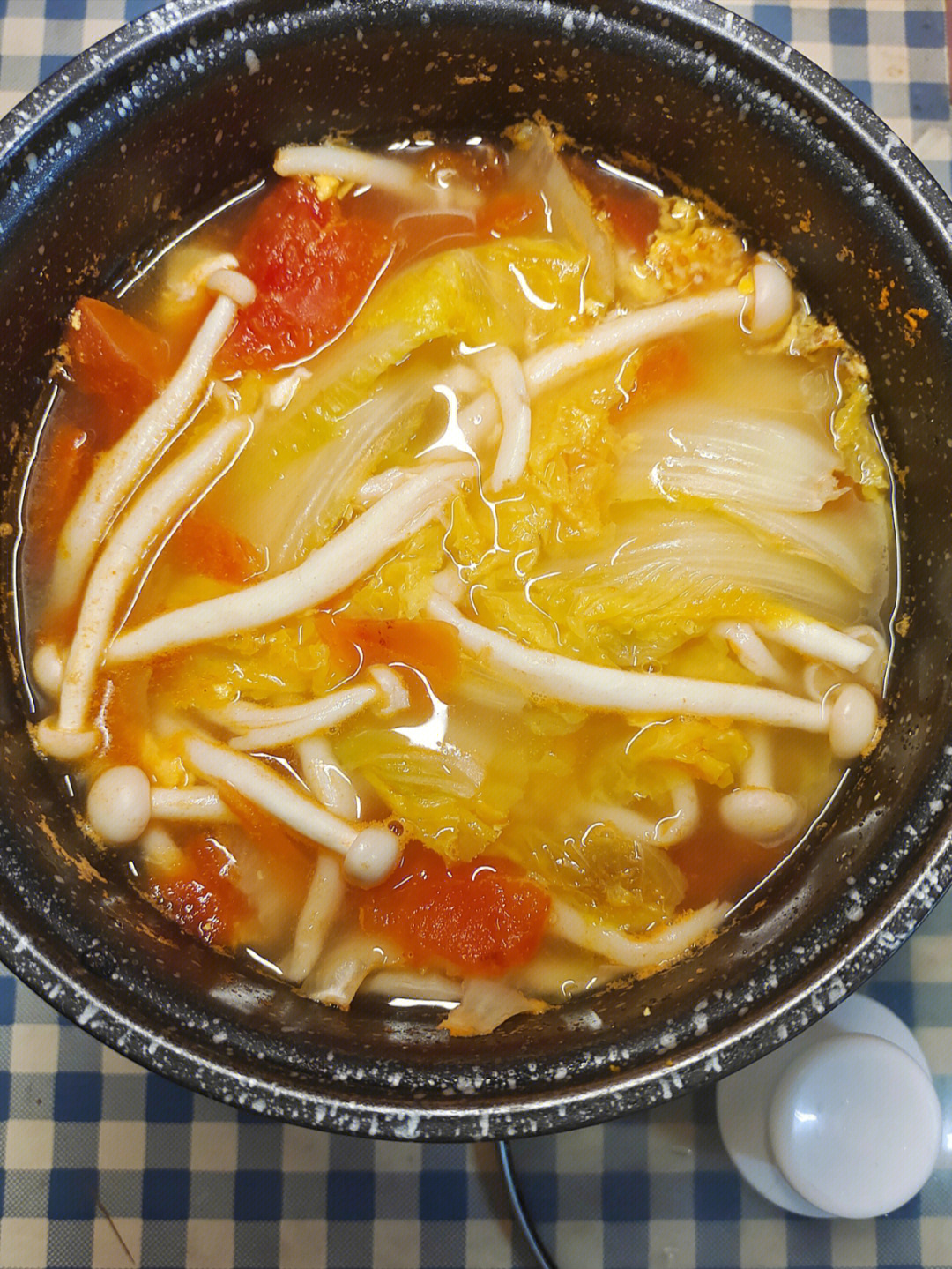 宿舍小锅白菜蘑菇番茄汤