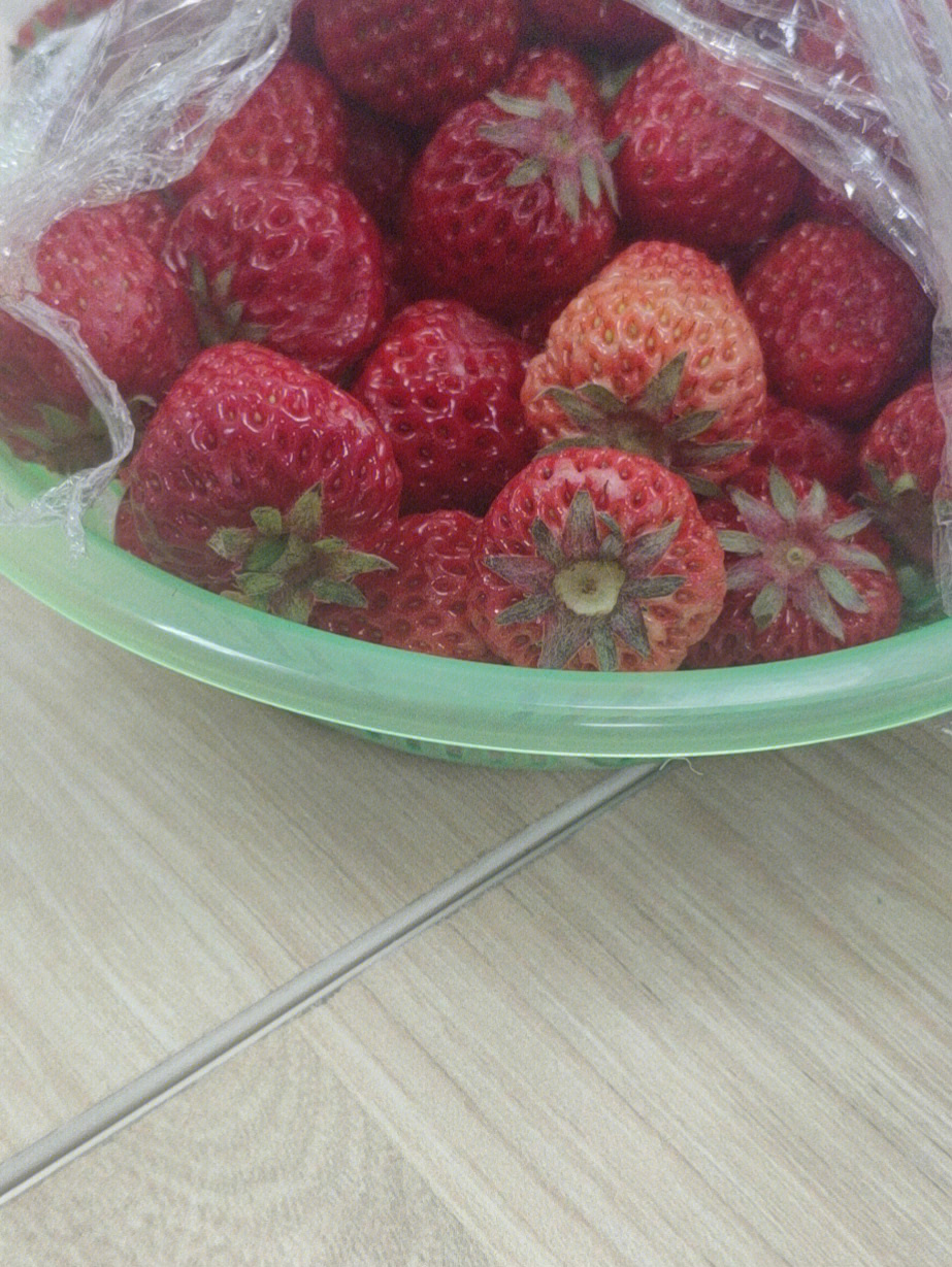 圆滚滚的小草莓