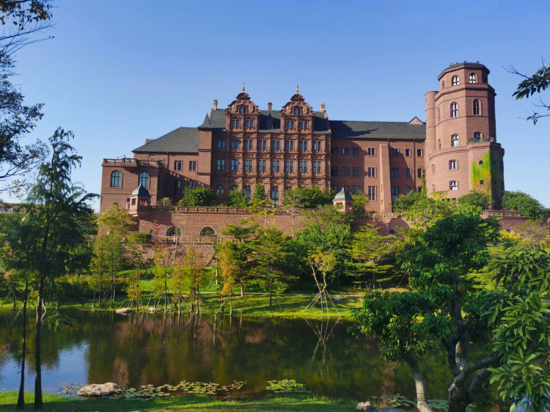 华为松山湖基地有两万多名科研人员办公园区由多个欧洲城堡组成,投资