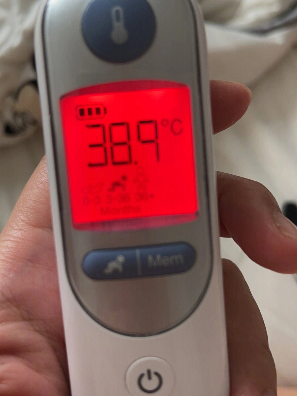 17晚萌宝突然发烧至38度 喂泰诺退烧37度左右