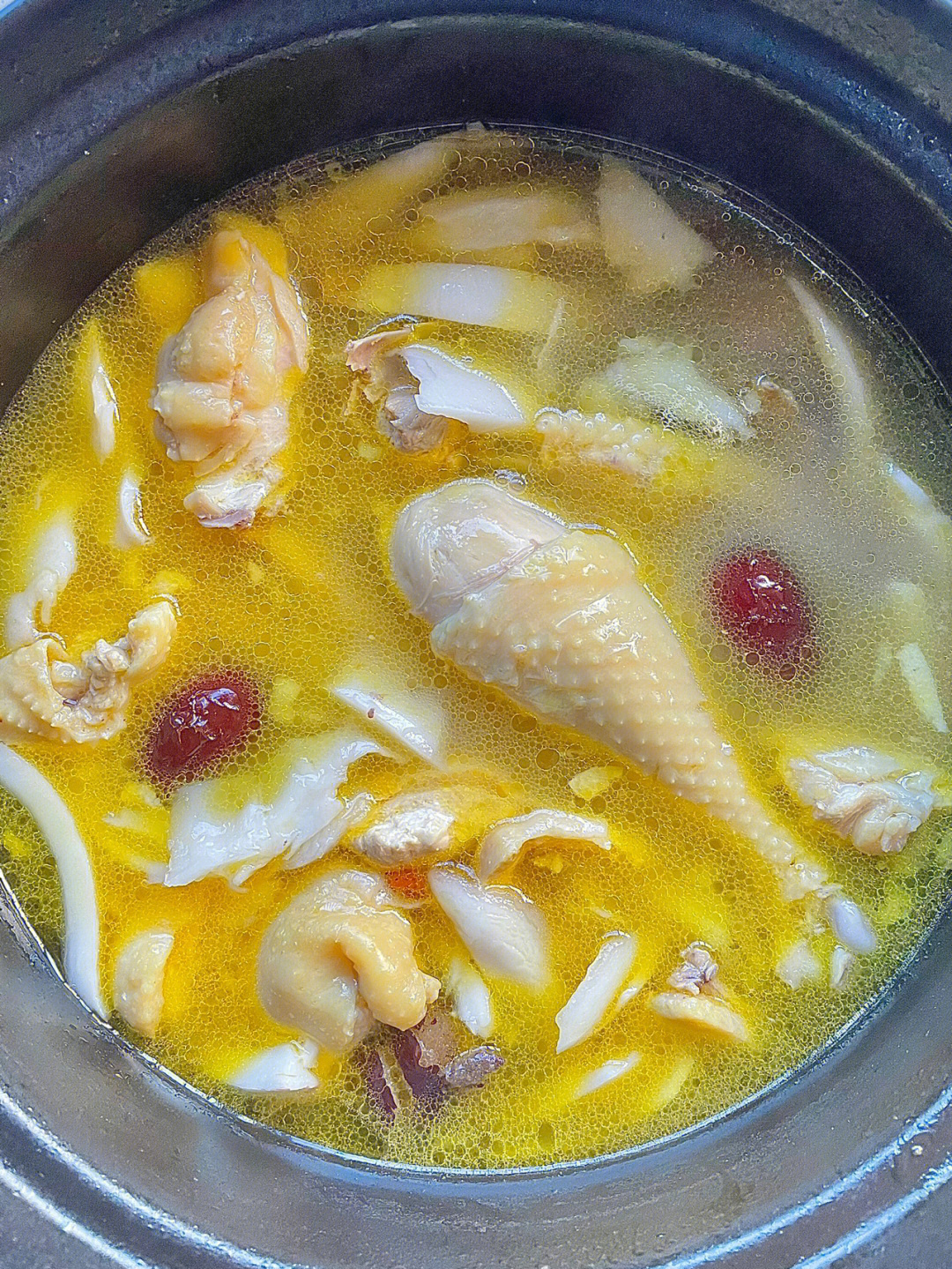 快来喝一碗鲜美的椰子鸡汤