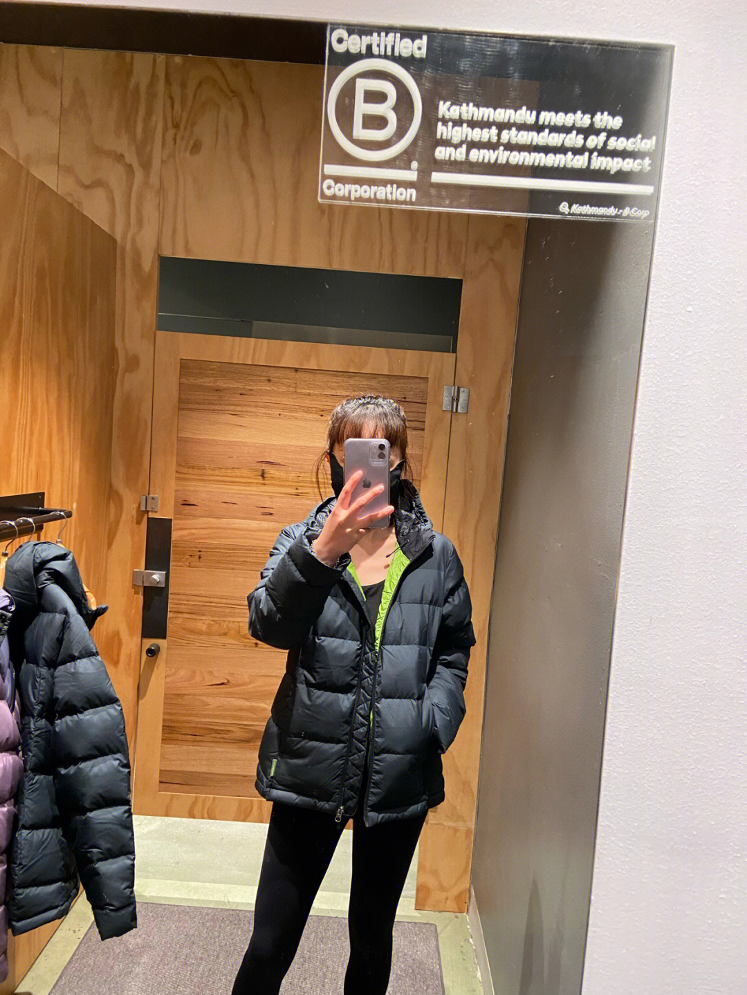 与lululemon裤子搭配的羽绒服