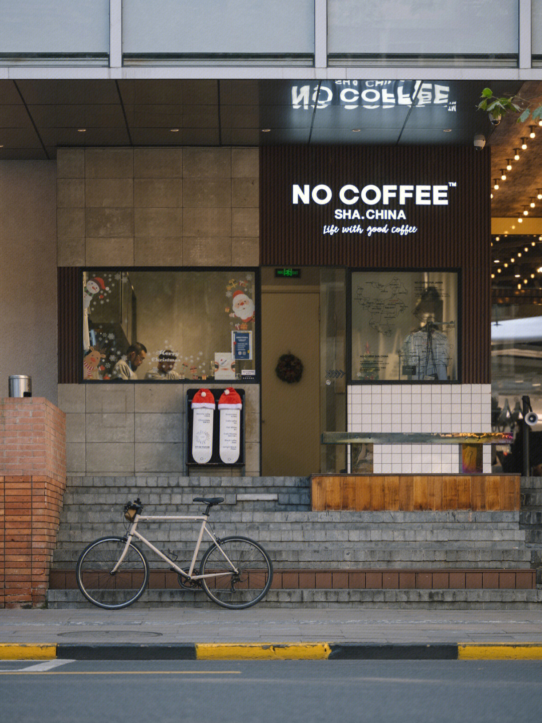 01发现一家日系极简风的咖啡店太好拍了