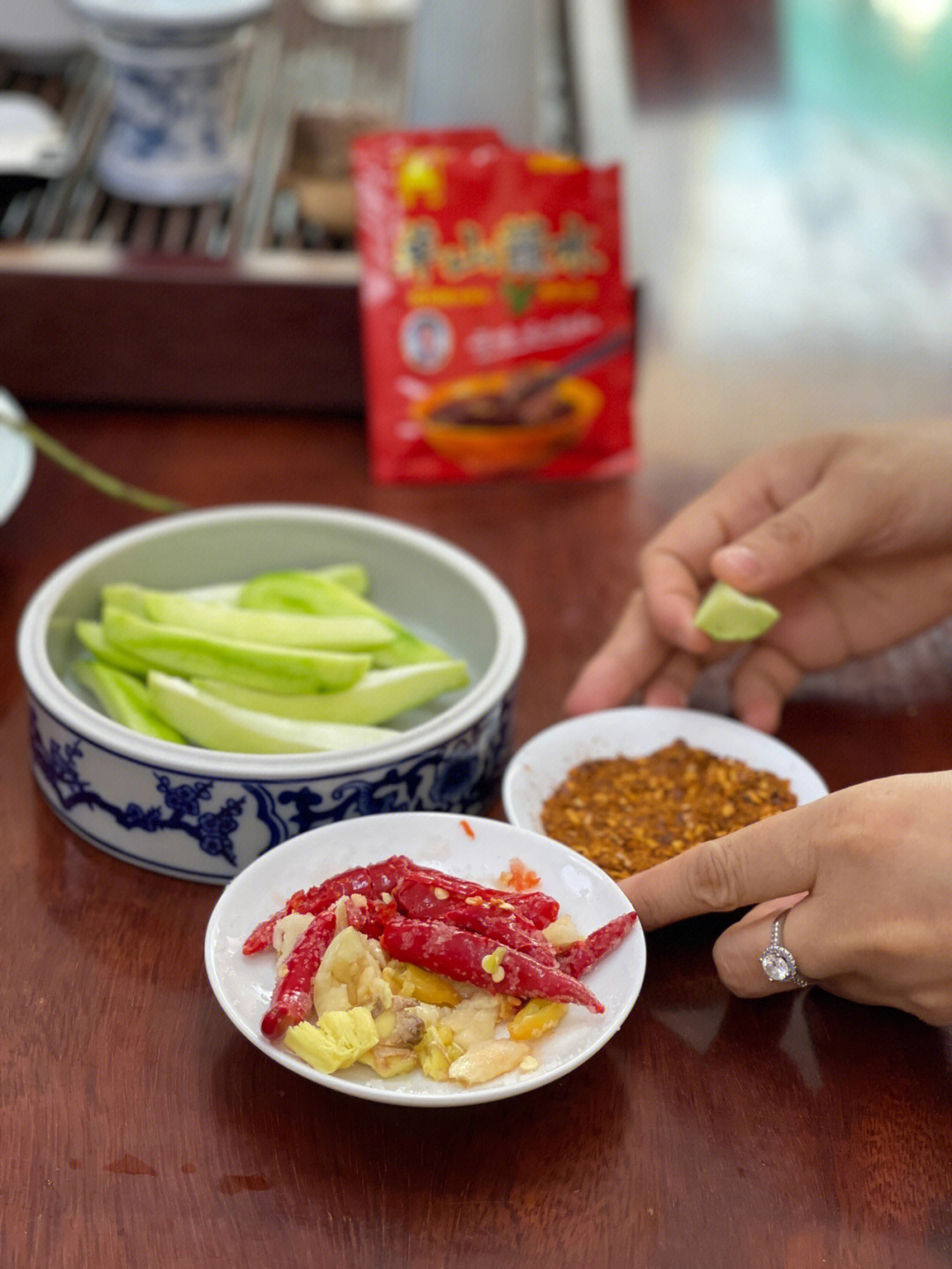 青芒果沾辣椒面图片