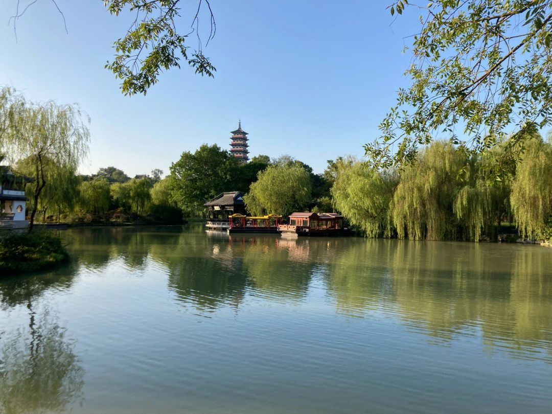 西子湖畔西子情,楼外楼中雨霖铃.画廊绣舫霓裳舞,小桥流水叶聘婷.