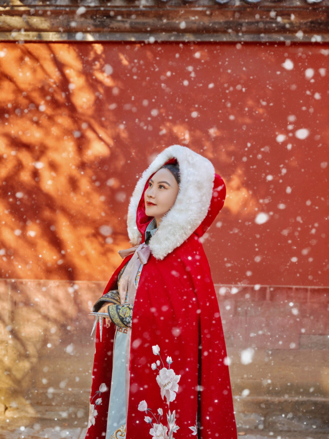 古风红色披风雪景图片图片