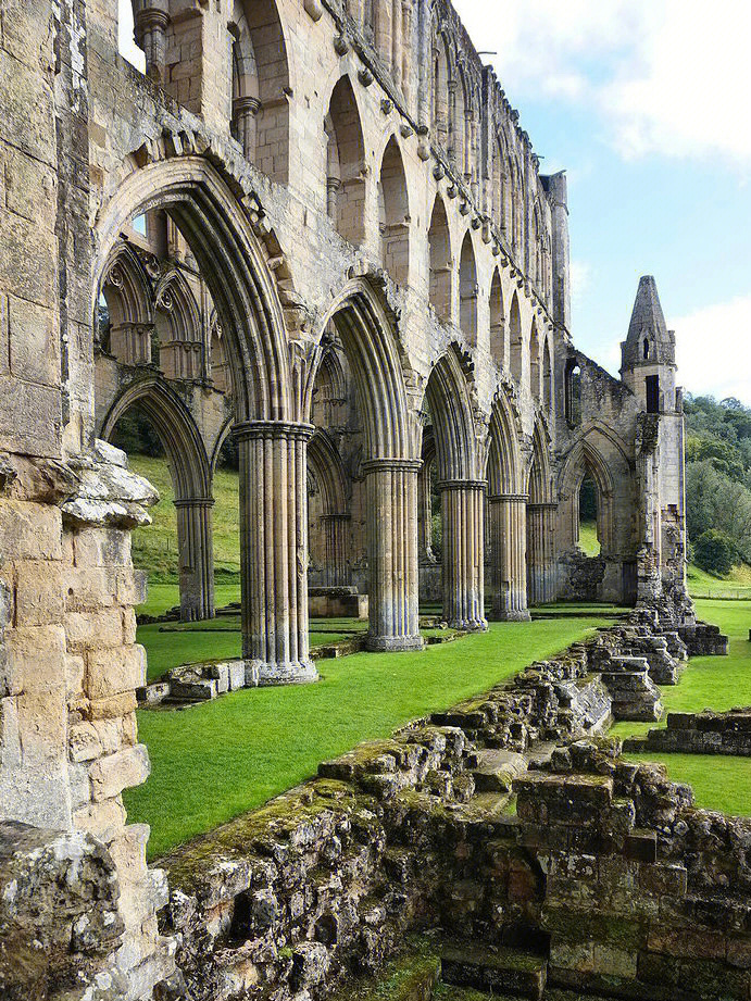 在英格兰古迹之城内 看曾经最富庶的修道院