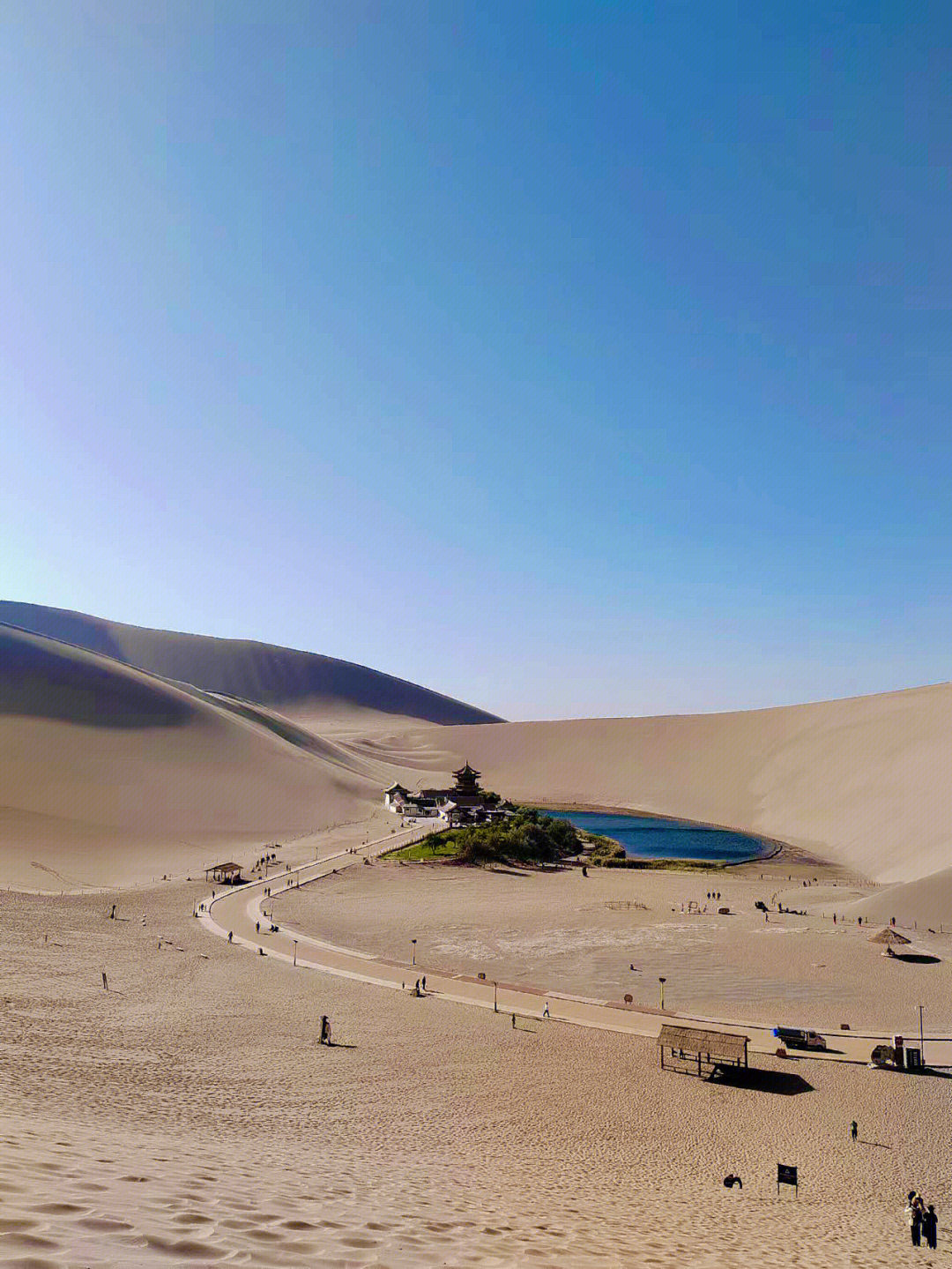 敦煌鸣沙山月牙泉