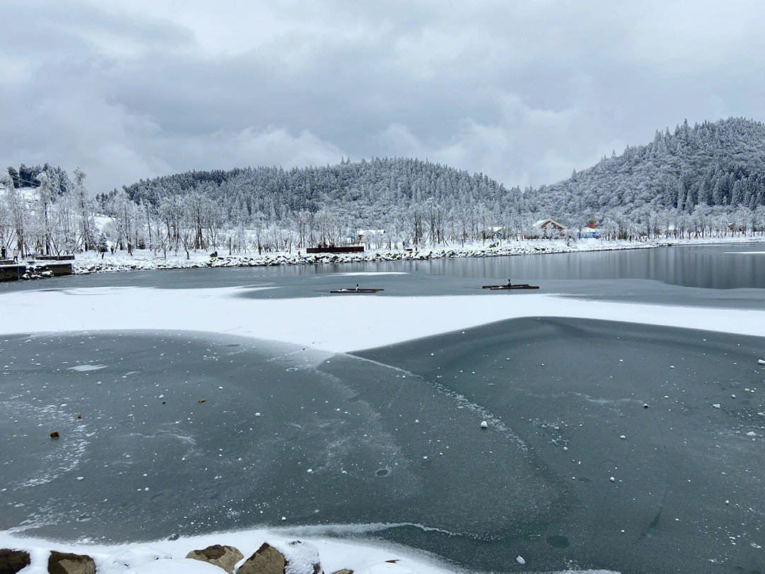 潭岭天湖下雪图片