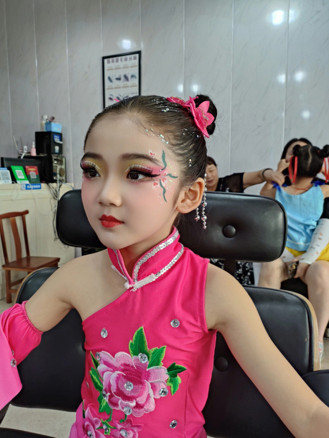 儿童舞台妆彩绘妆容发型中国舞独舞表演