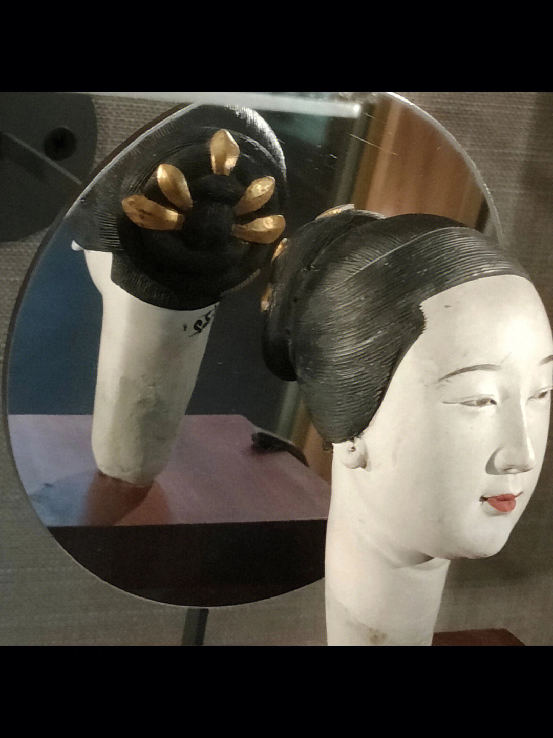 对比清末民初中国大陆地区的图画和照片,可以看出当时汉人妇女发型的