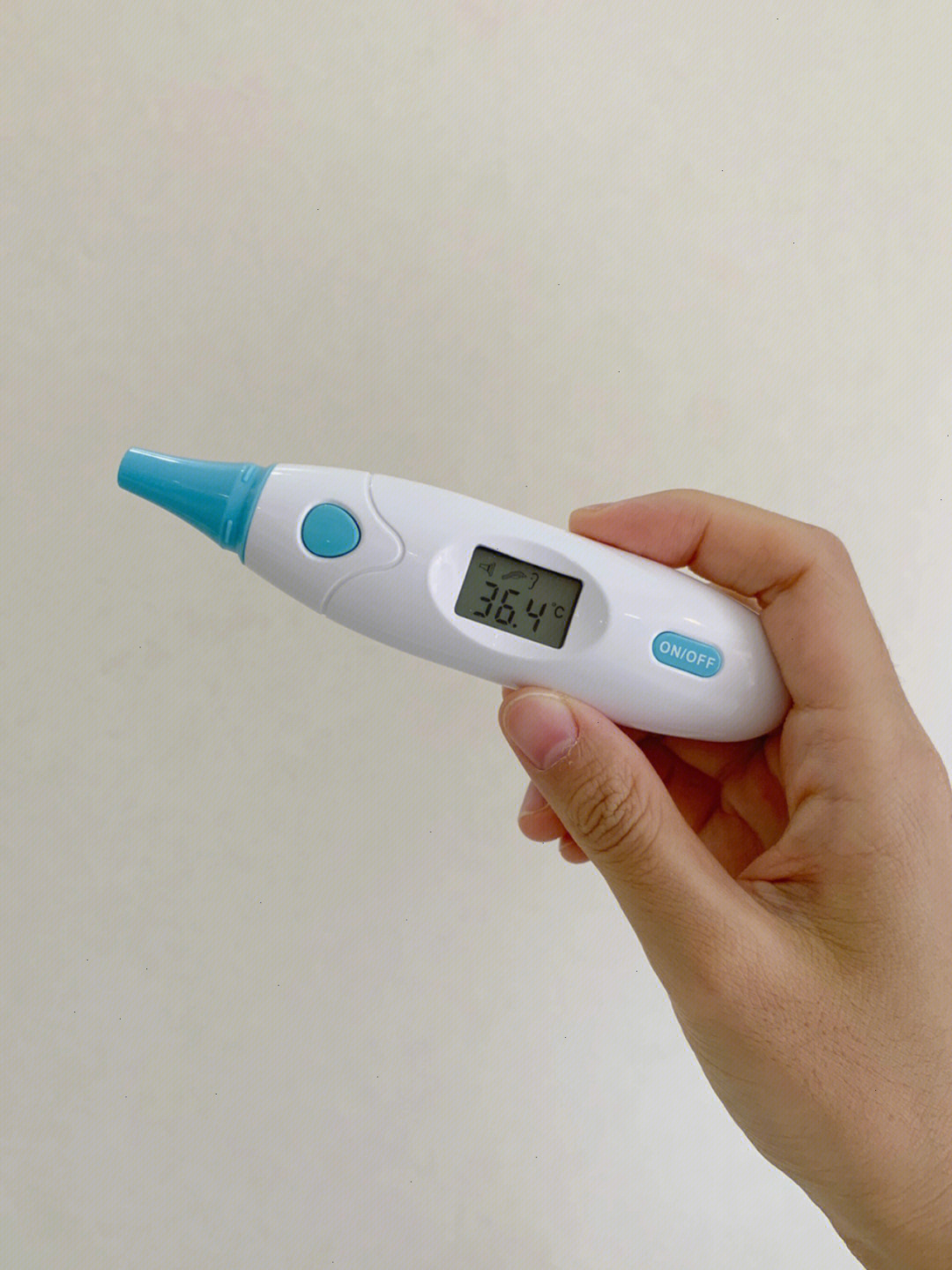 体温计交替着用 宝宝很不配合终于让我找到了额温77耳温通用的体温