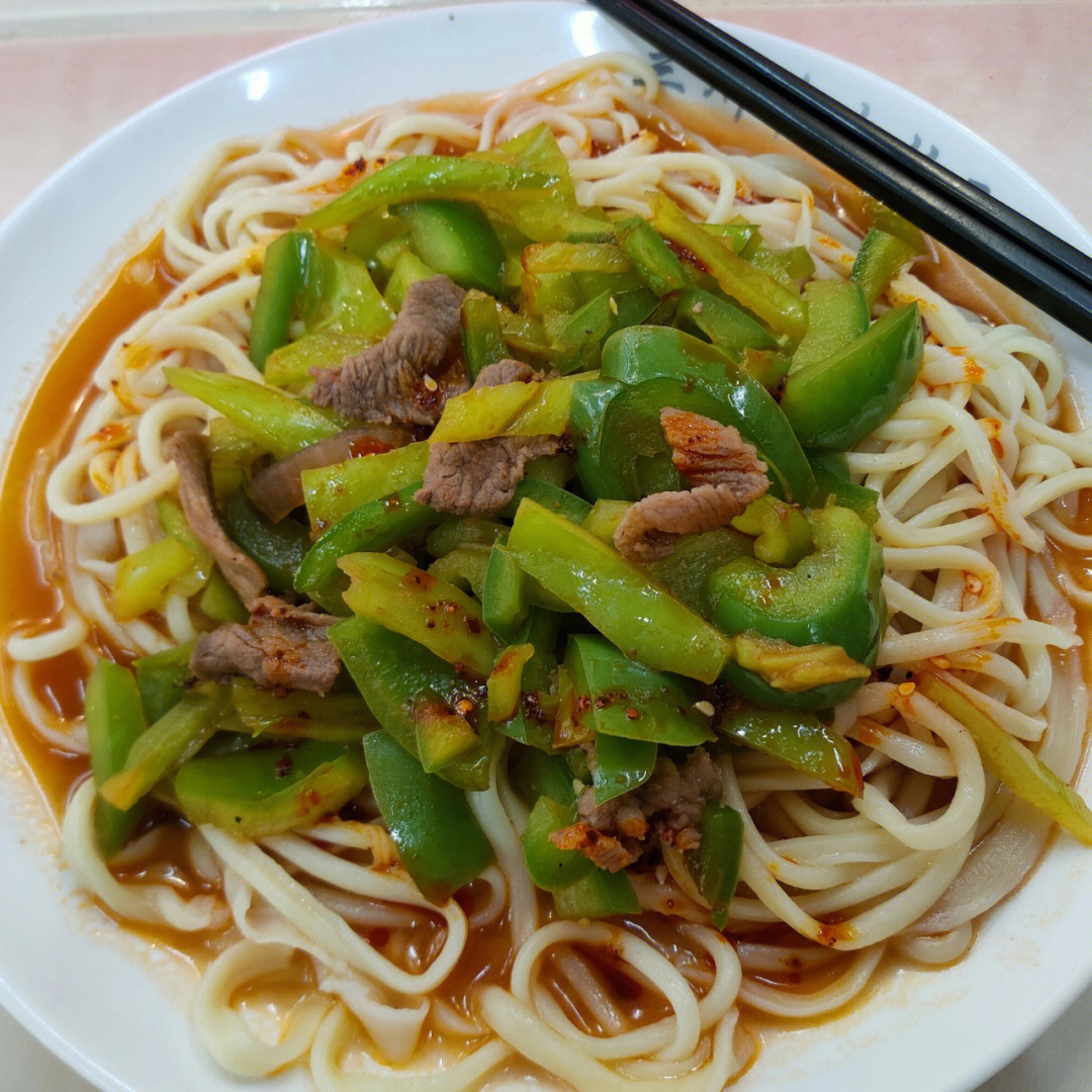 青菜炒肉拌面图片