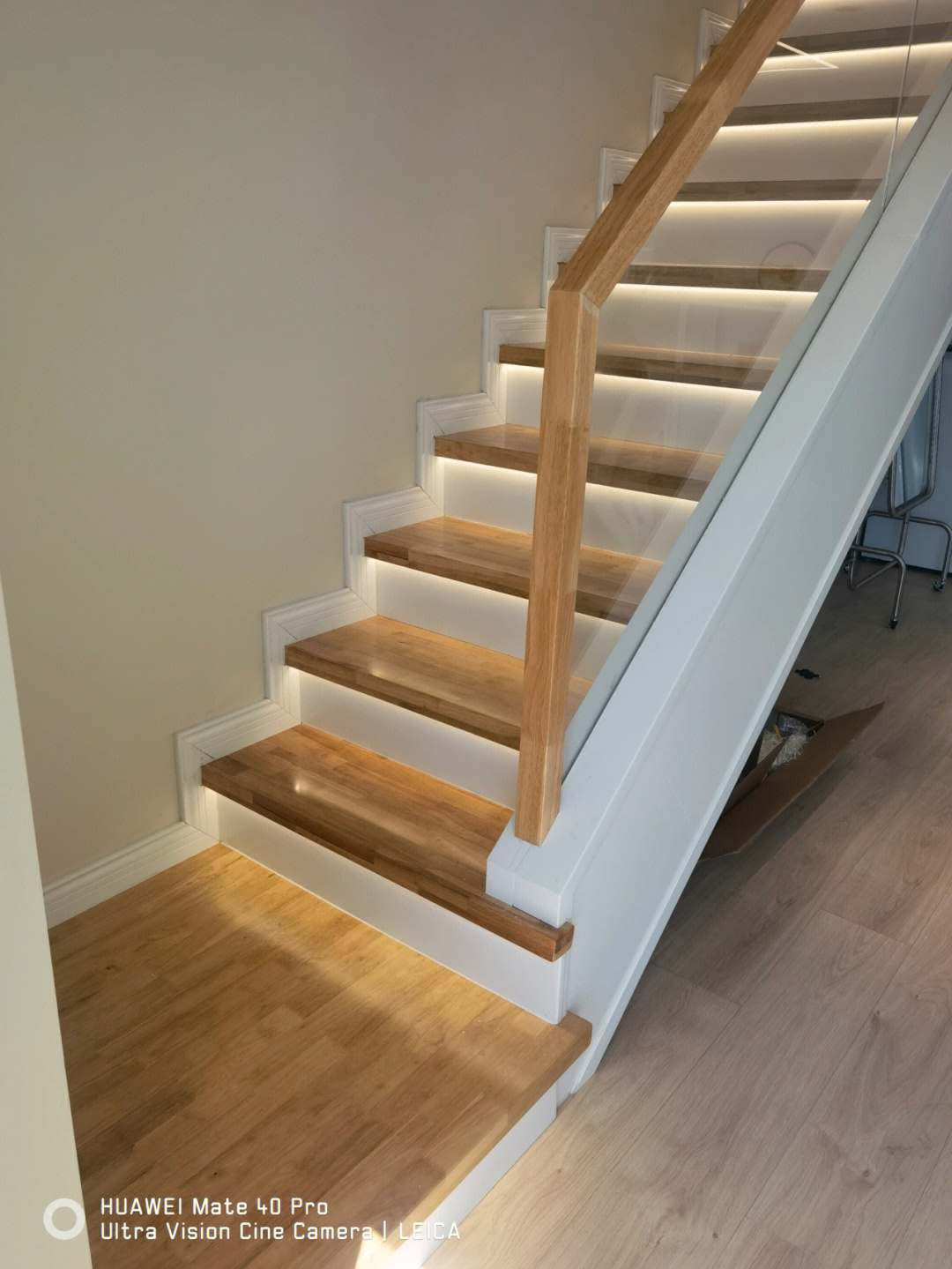 颜色用的橡胶木的原木色配白色#实木楼梯#楼梯#实木楼梯扶手