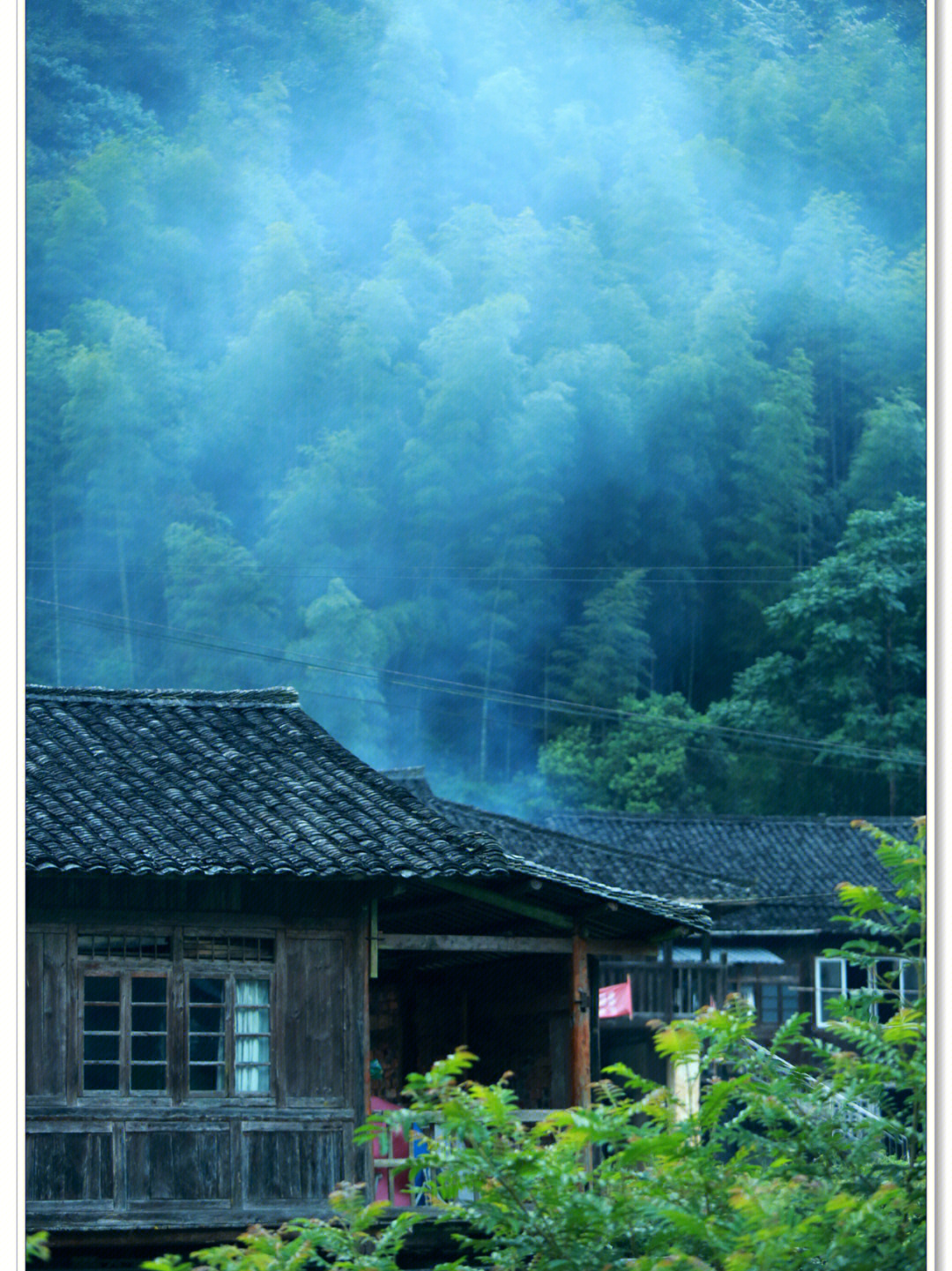 遥望家乡的小山村图片