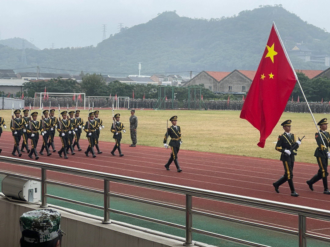 降半旗军训图片