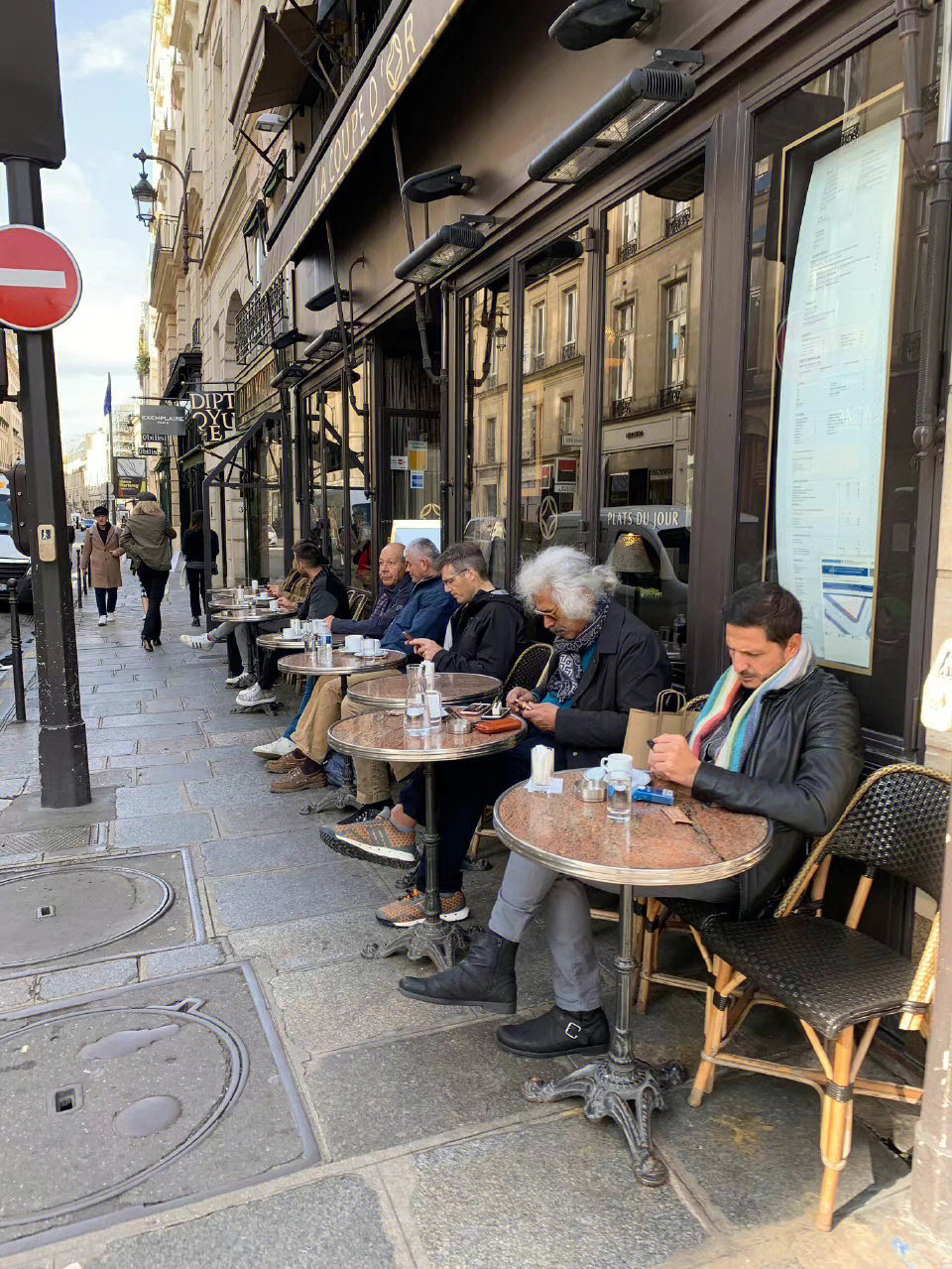 巴黎老年人的精致生活,路边喝喝咖啡看看报纸不刷手机