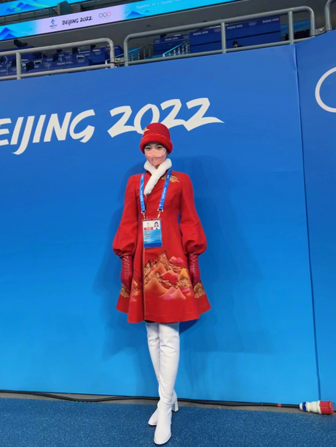 冬奥会颁奖礼仪志愿者穿颁奖礼服各种拍