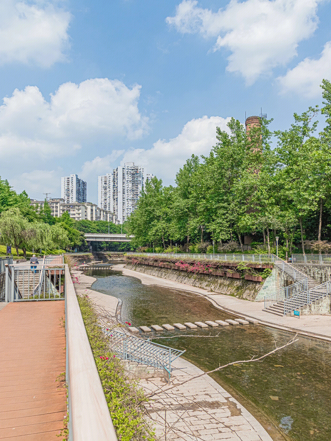 曾经是臭水沟的盘溪河步道,经过整治后,非常适合遛弯散步