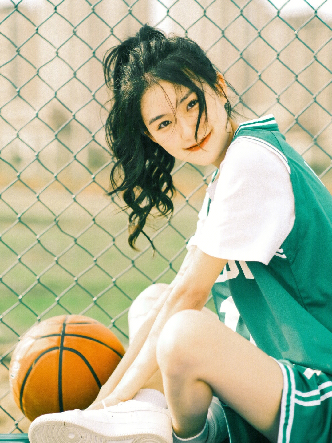 坐在篮球里的小女孩图片
