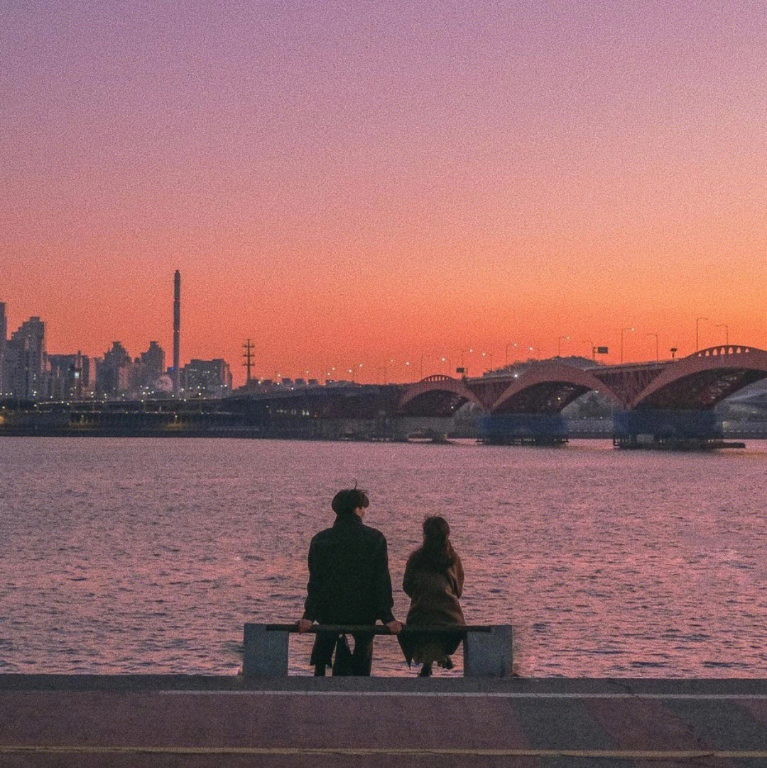 情侣朋友圈背景图两张图片