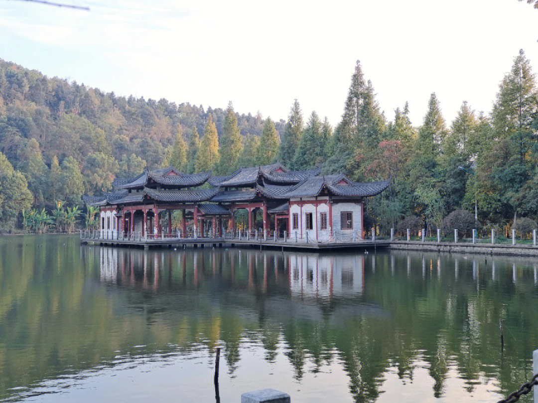 江背印山湖风景区图片