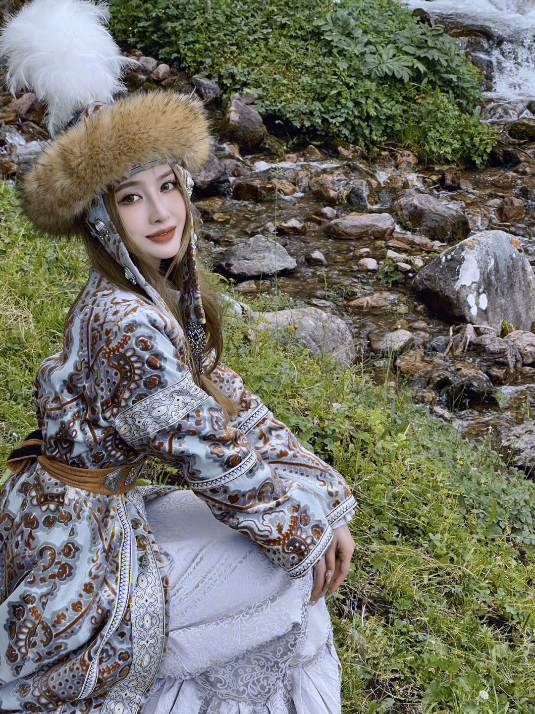 新疆那拉提草原拍照做个哈萨克族小公主