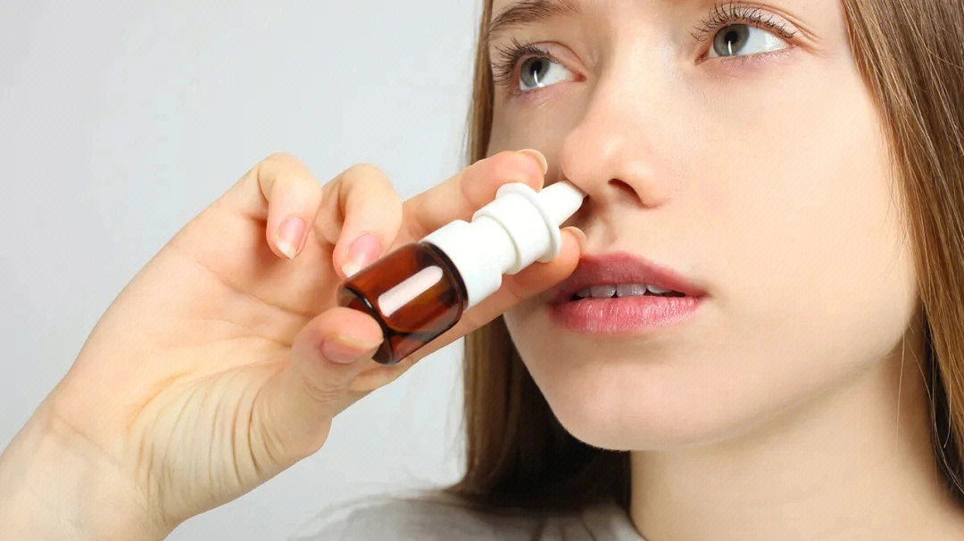 一般可以采用抗组胺药物,可以快速的控制过敏性鼻炎的症状,如打喷嚏