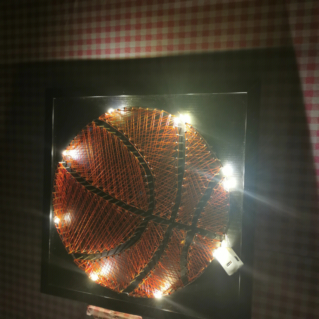 废弃篮球变工艺品图片