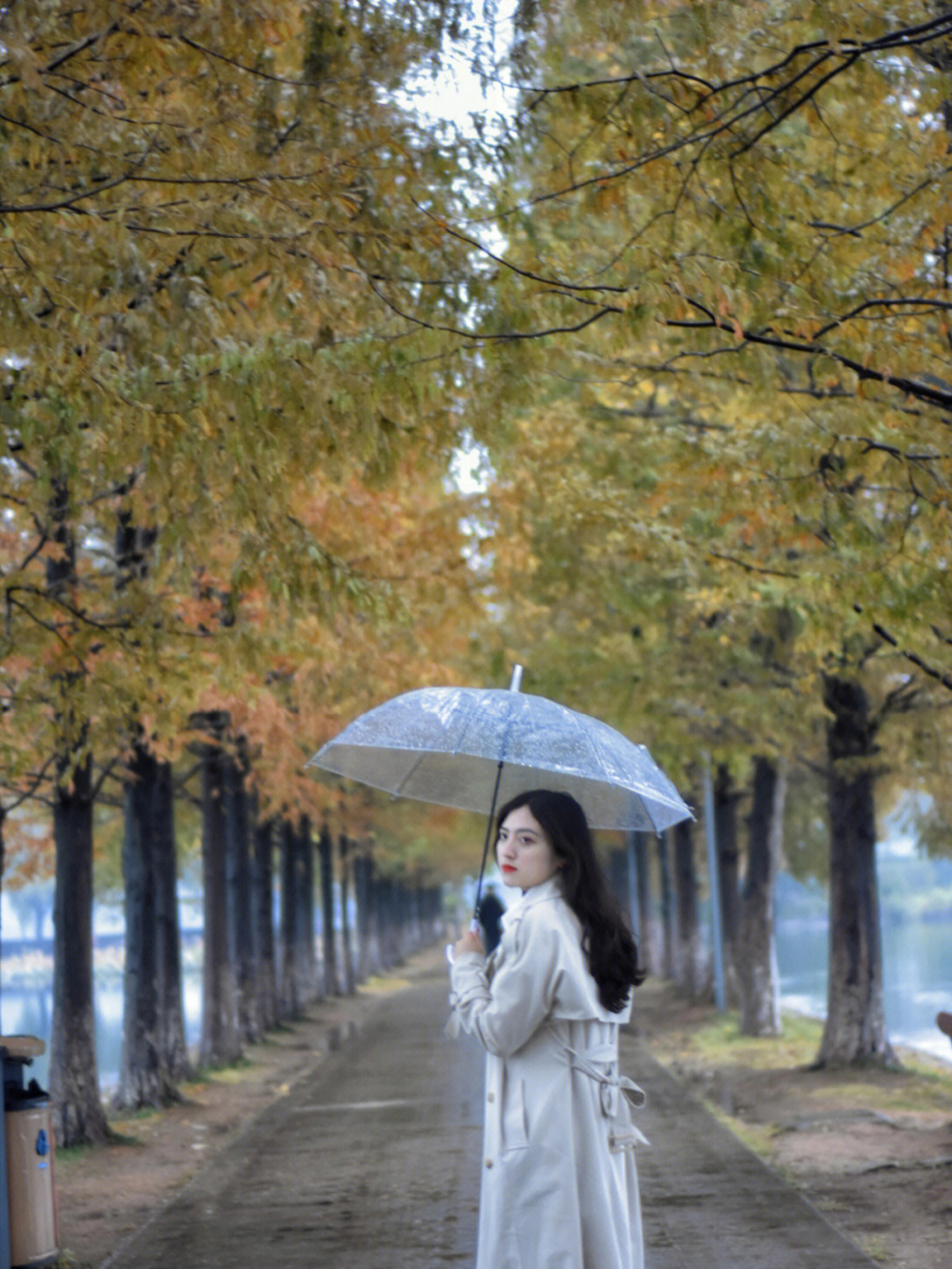 女士打伞拍照姿势图片