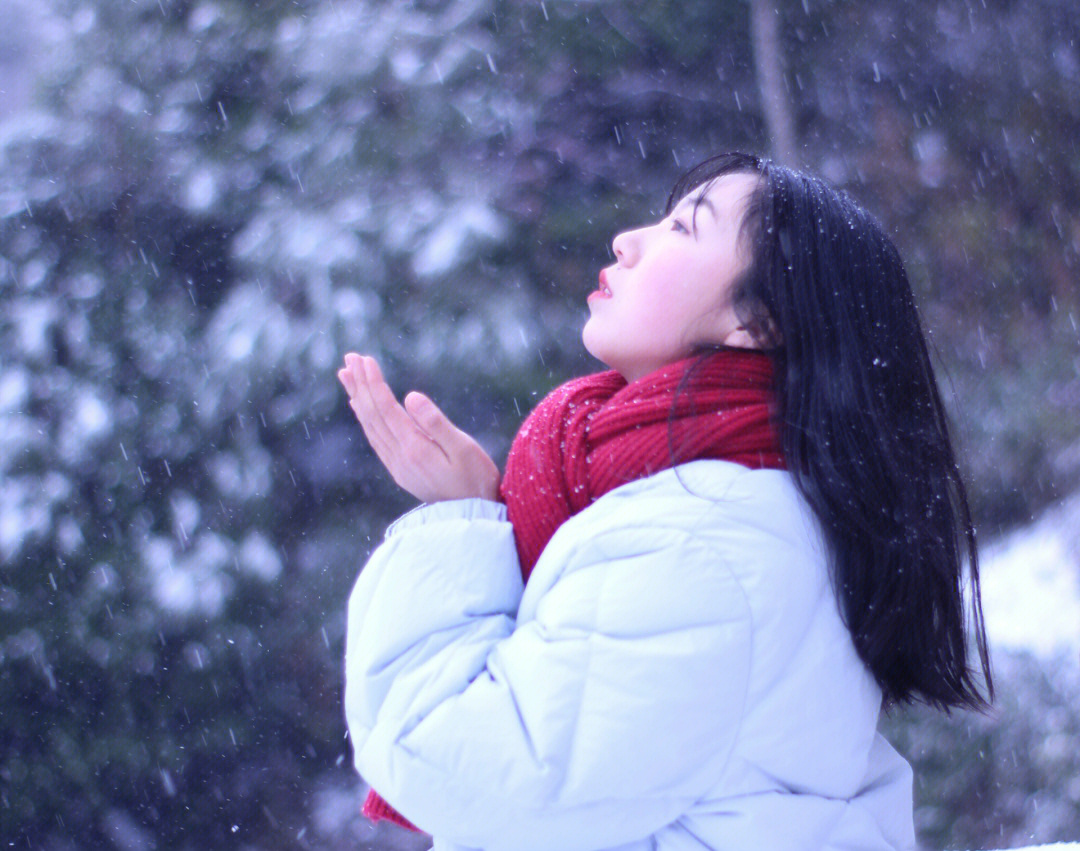 大雪纷飞女孩背景图片图片