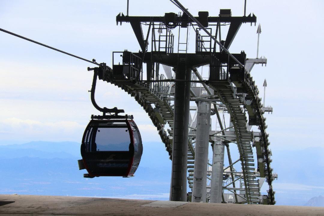 从冬奥村出发便可乘坐国家高山滑雪中心主流线索道直通山顶,主流线