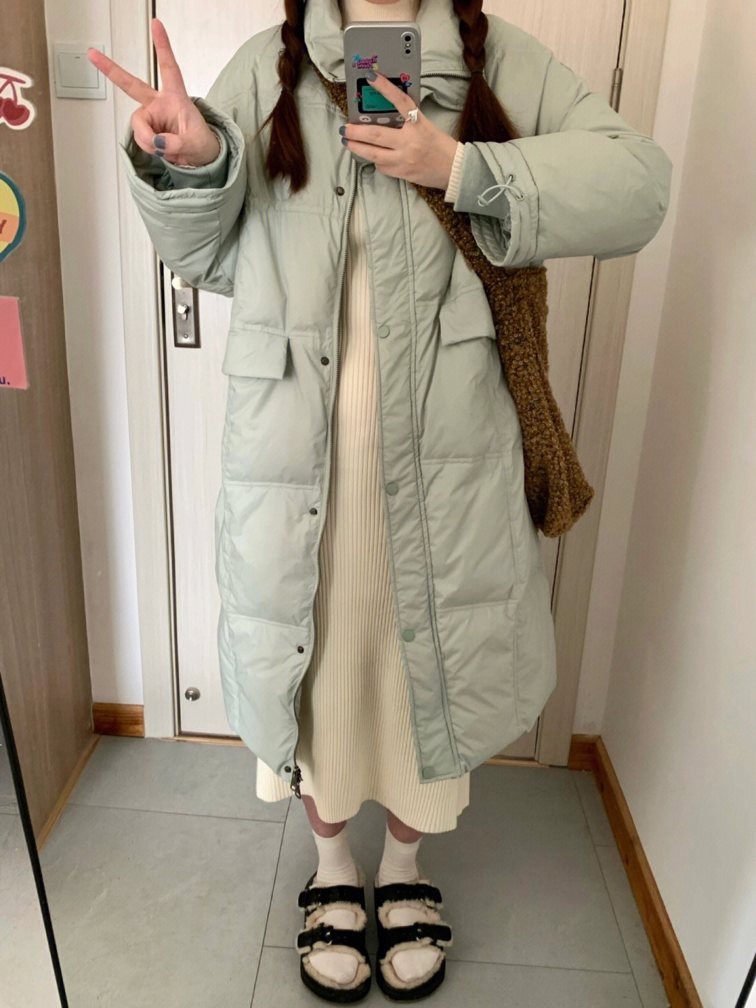 豆绿色羽绒服太显白啦