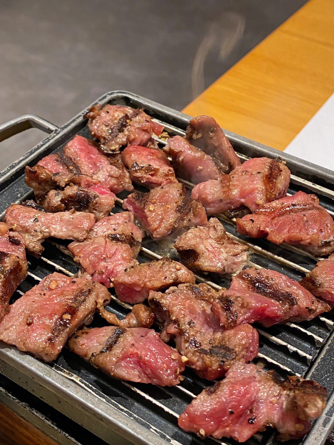 银饭与冒烟的炭烧雪花牛肉定食