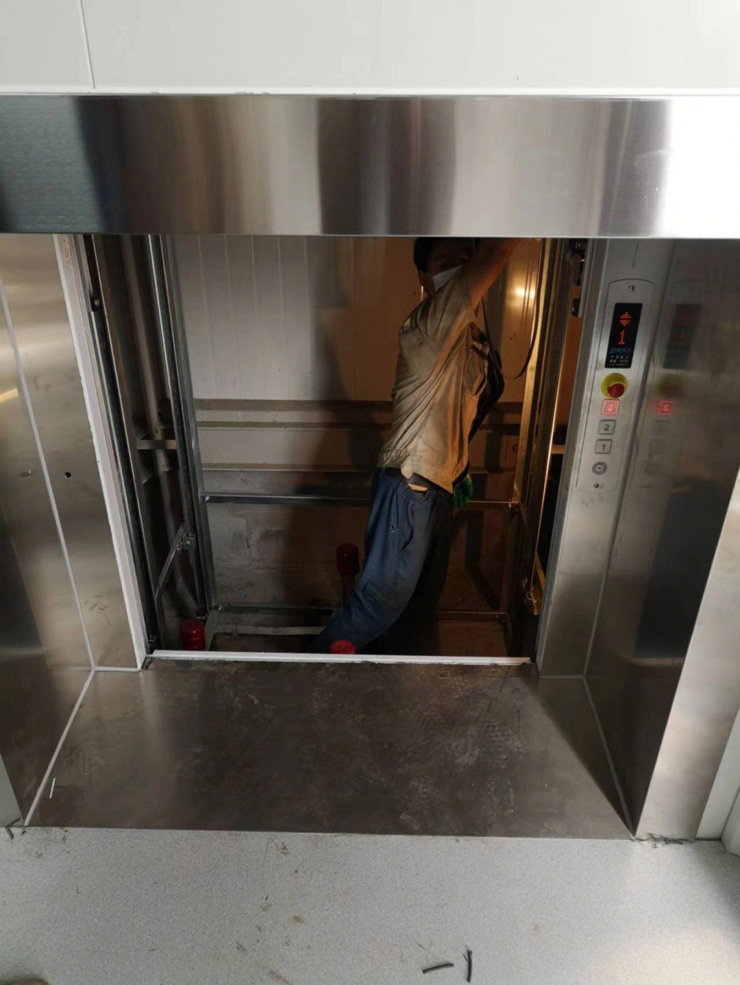 杂物电梯安装完成做最后检查