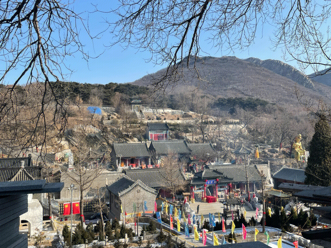 每年过年都会来朝阳寺走一走已经至少有五年以上了山上的积雪还没有