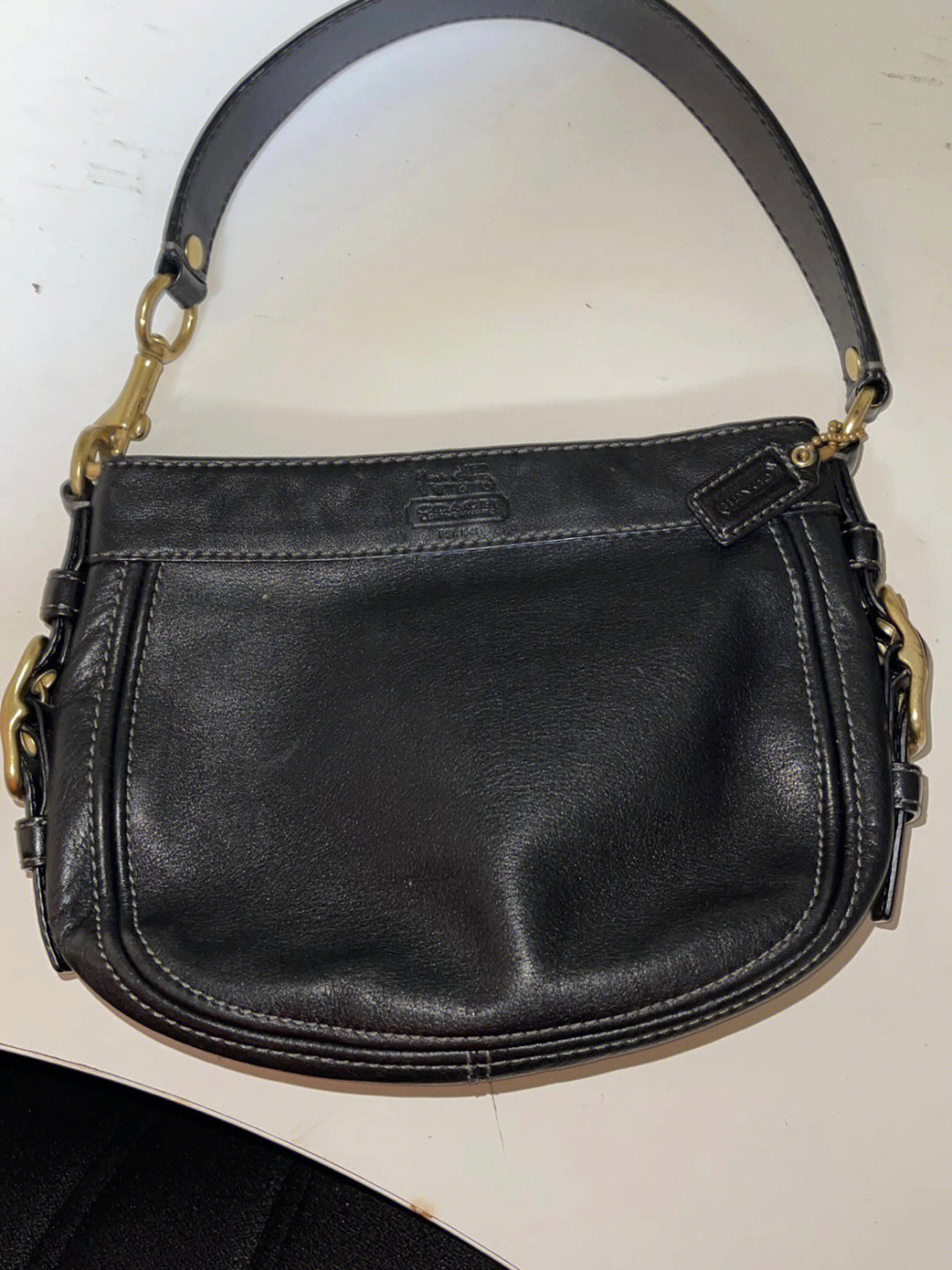 来自2008年的coach中古包,黑色牛皮面料,拉链闭合,宽度约20cm