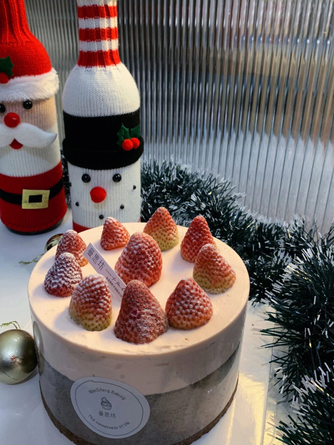 草莓流心蛋糕 91可可蛋糕胚搭配特调草莓奶油 中间是草莓啵啵芝士
