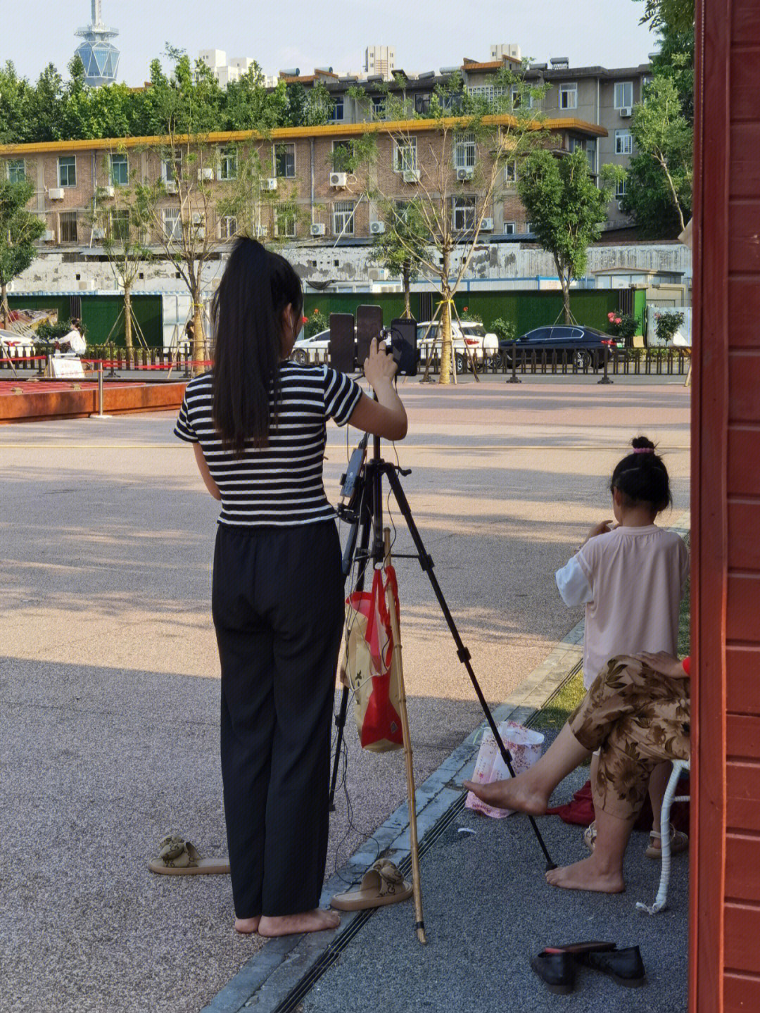 女孩赤脚上学图片