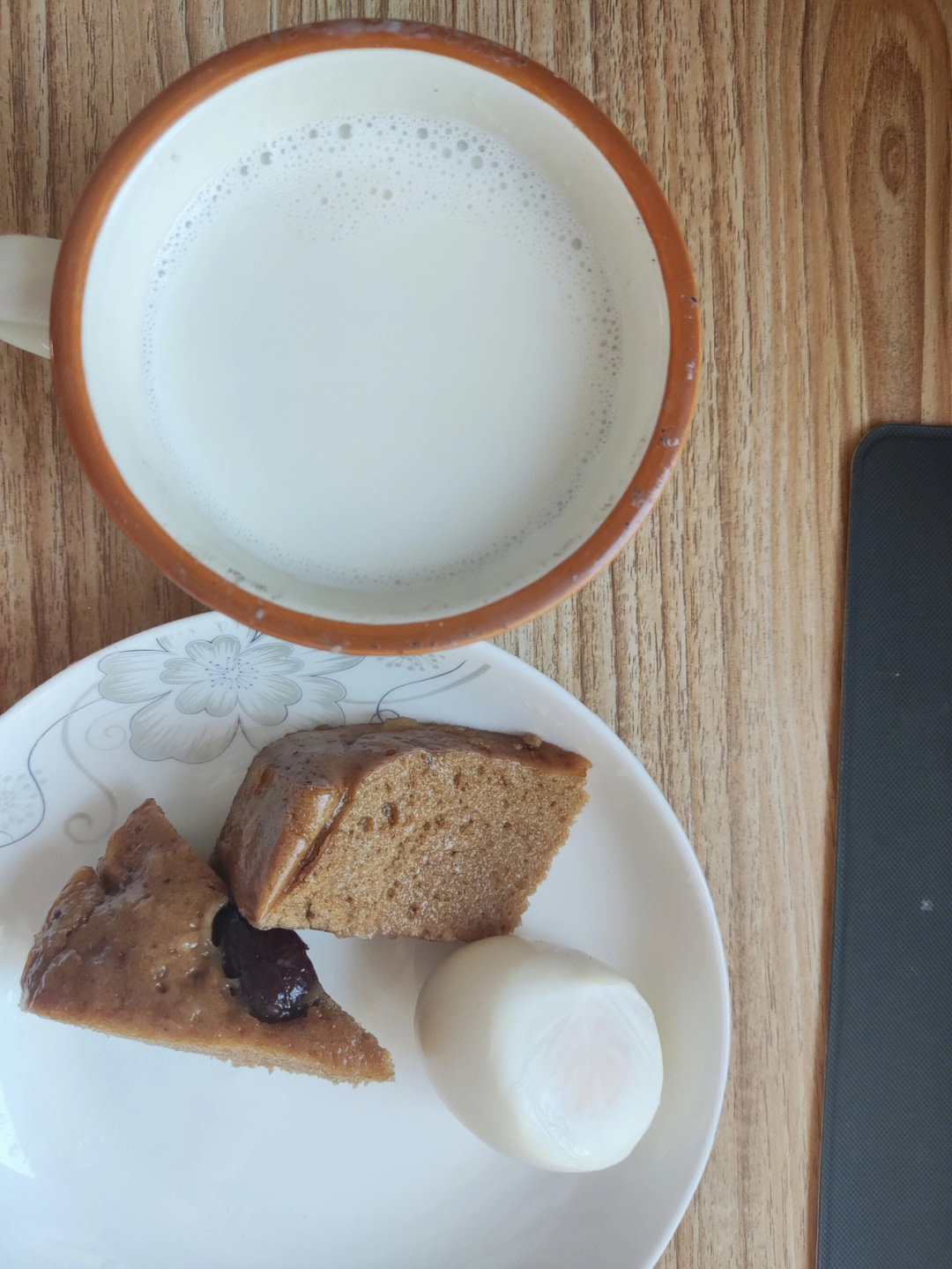 早餐:牛奶 鸡蛋 红糖发糕午餐:炒饼 粥加餐:柚子 坚果 酸奶麻花(没拍