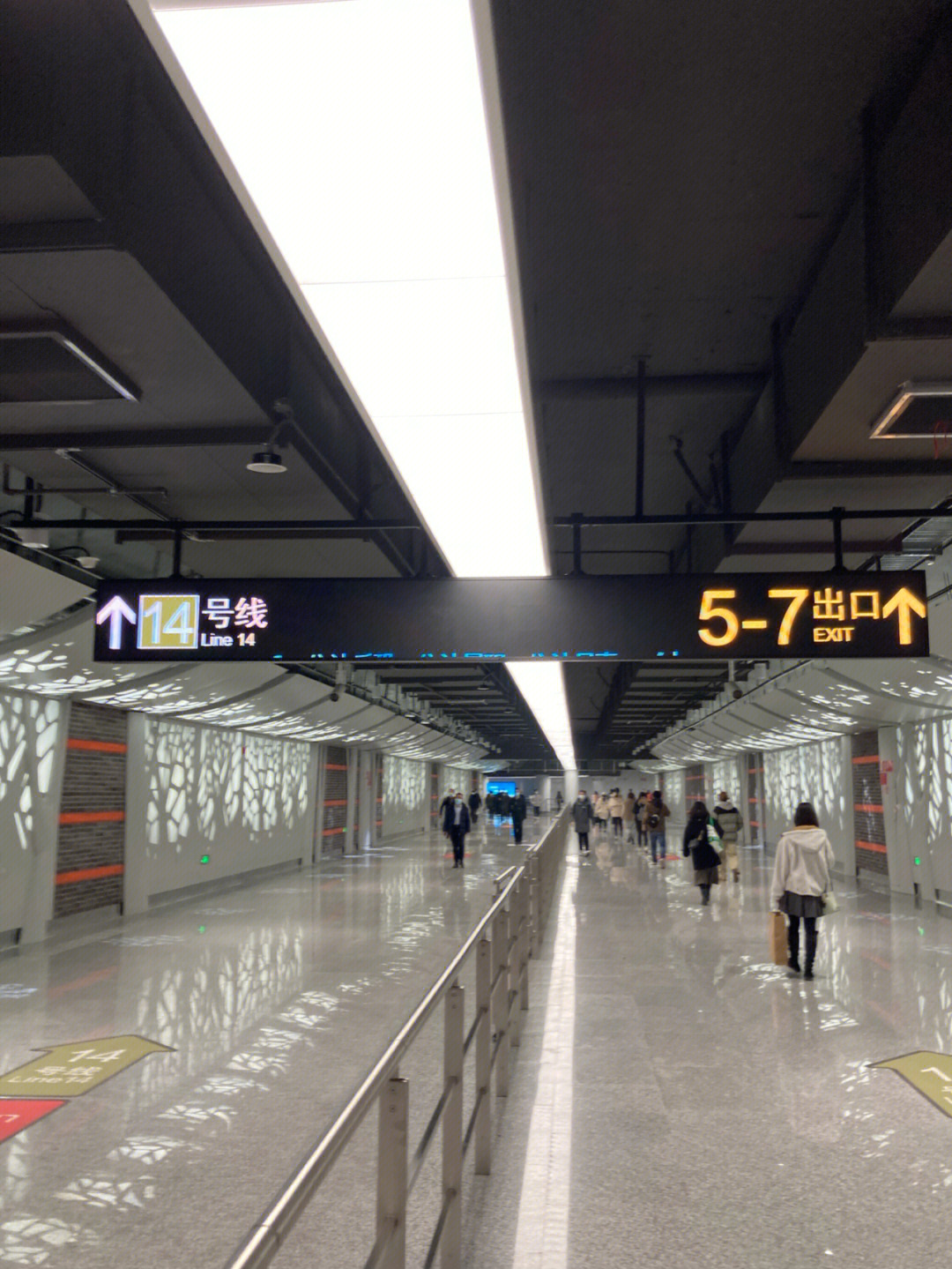 上海14号线首日运营