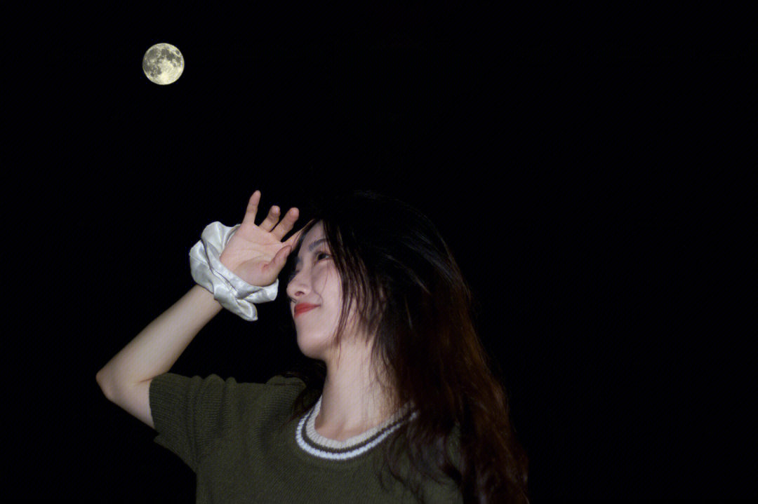 街头美女与月亮合照的故事